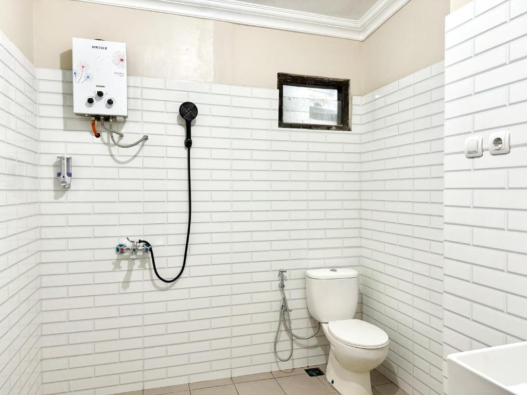 Koupelna v ubytování OWK Homestay Mitra RedDoorz Wonosobo