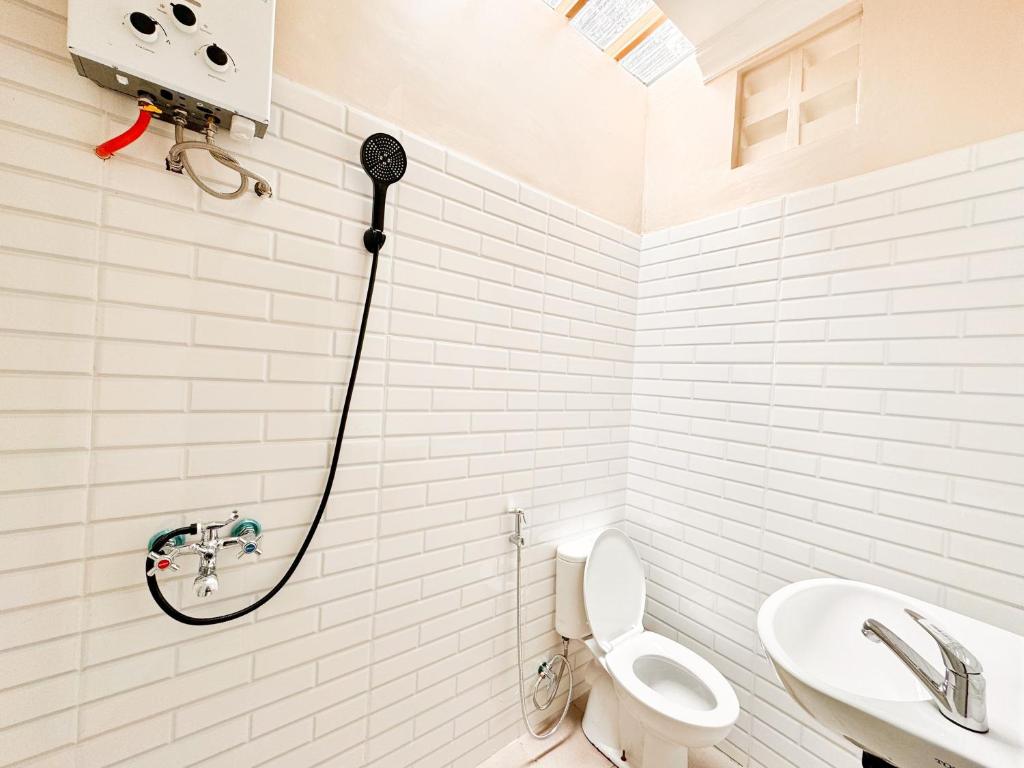 Koupelna v ubytování OWK Homestay Mitra RedDoorz Wonosobo