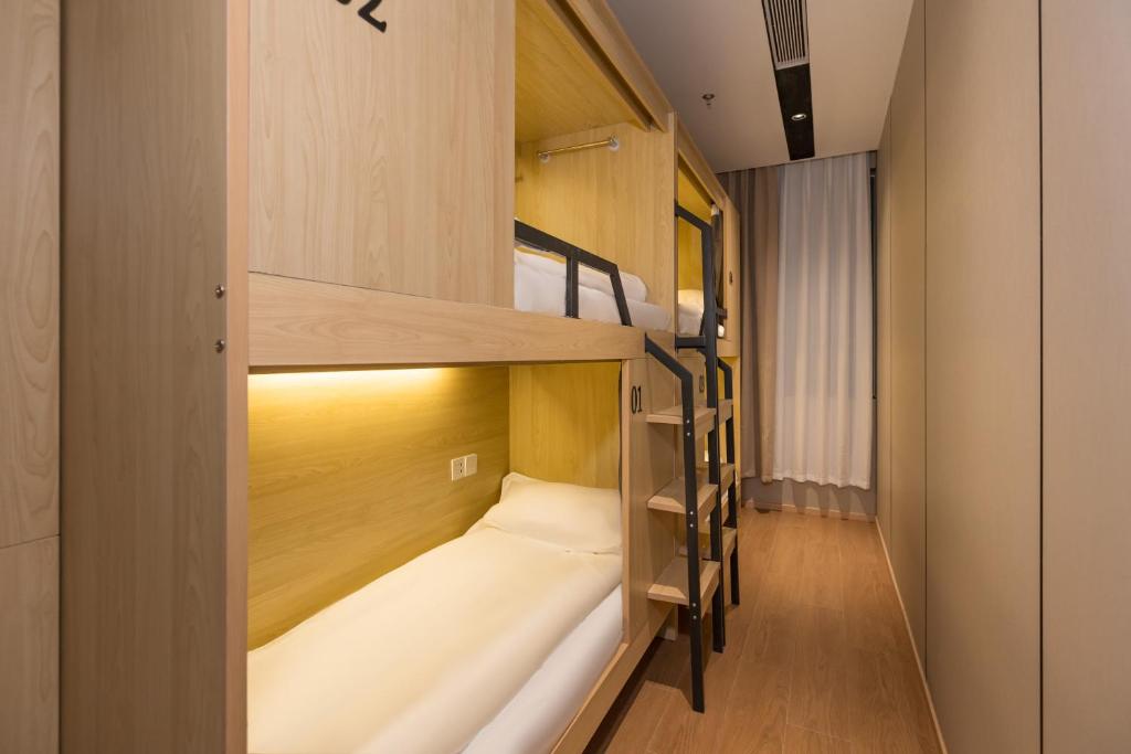 Postel nebo postele na pokoji v ubytování Denpa Inn - Disney Kangqiao Branch