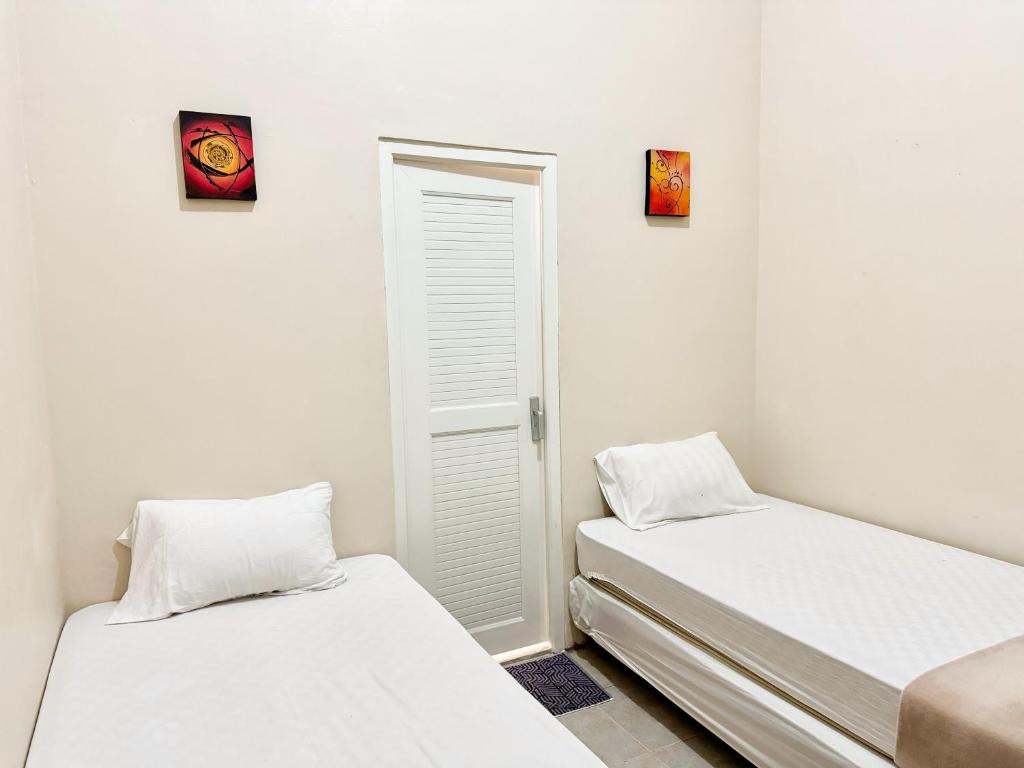 Postel nebo postele na pokoji v ubytování OWK Homestay Mitra RedDoorz Wonosobo
