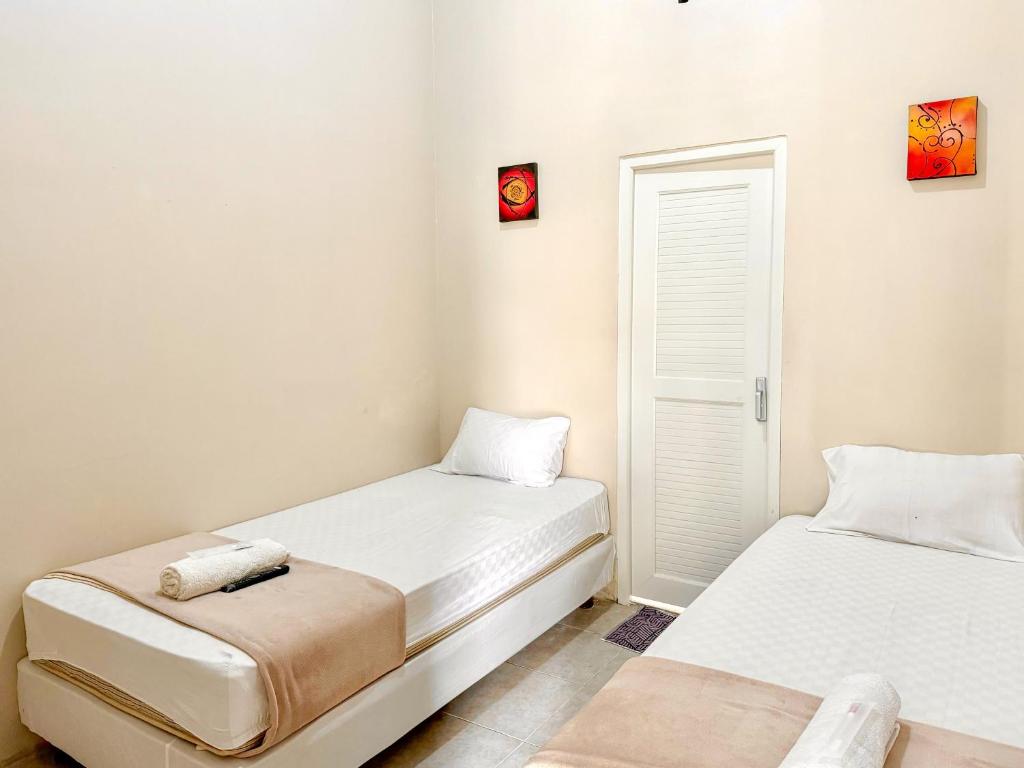 Postel nebo postele na pokoji v ubytování OWK Homestay Mitra RedDoorz Wonosobo