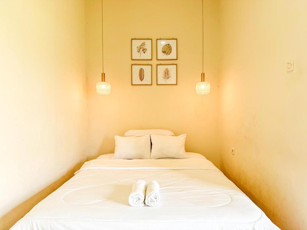 Postel nebo postele na pokoji v ubytování OWK Homestay Mitra RedDoorz Wonosobo