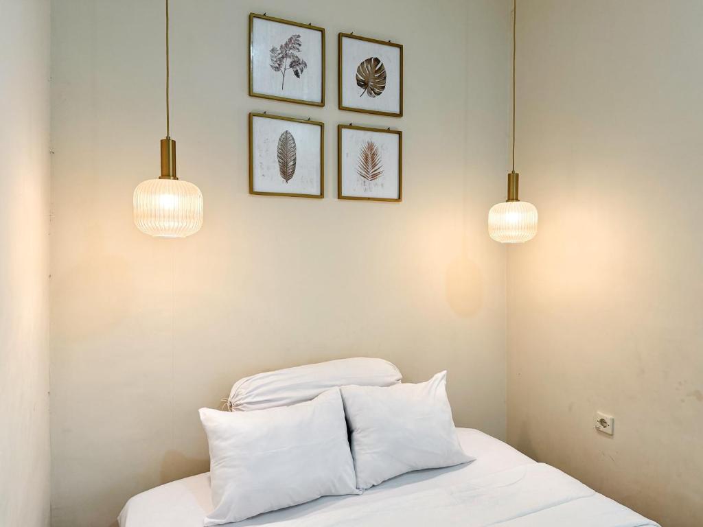 Postel nebo postele na pokoji v ubytování OWK Homestay Mitra RedDoorz Wonosobo