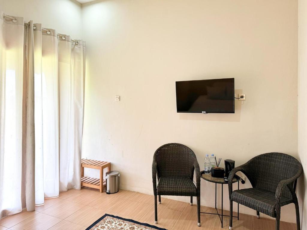 TV a/nebo společenská místnost v ubytování OWK Homestay Mitra RedDoorz Wonosobo