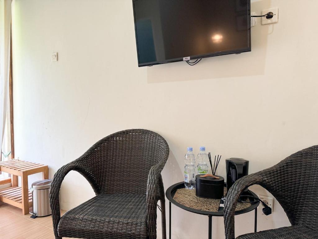 TV a/nebo společenská místnost v ubytování OWK Homestay Mitra RedDoorz Wonosobo