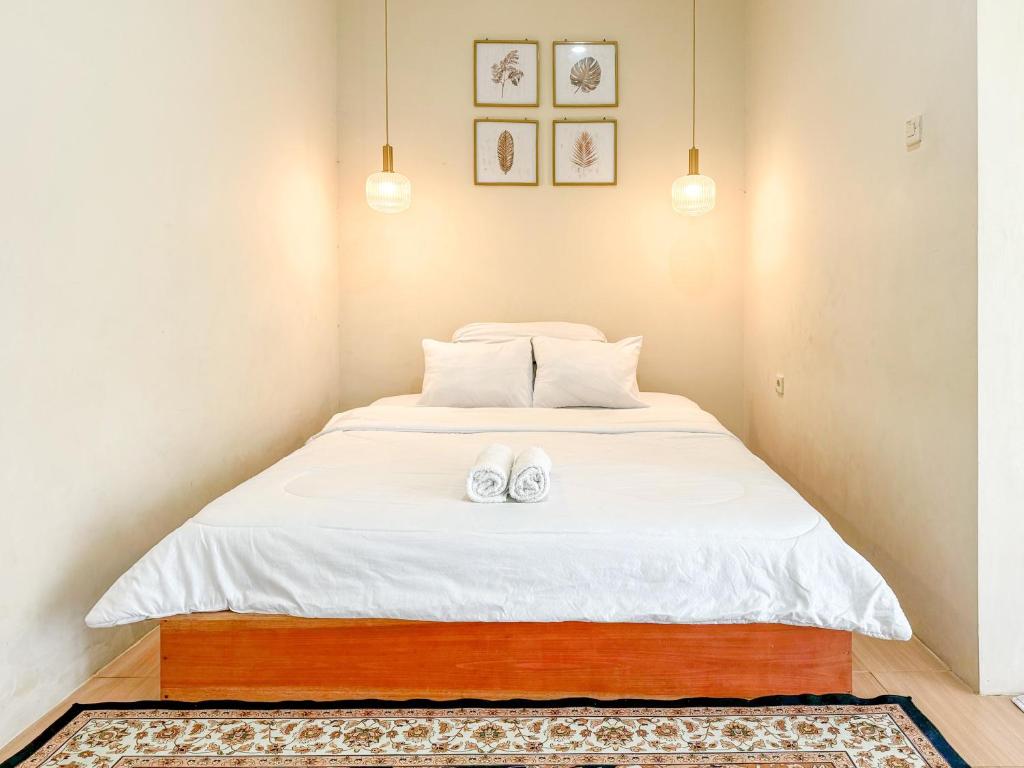 Postel nebo postele na pokoji v ubytování OWK Homestay Mitra RedDoorz Wonosobo