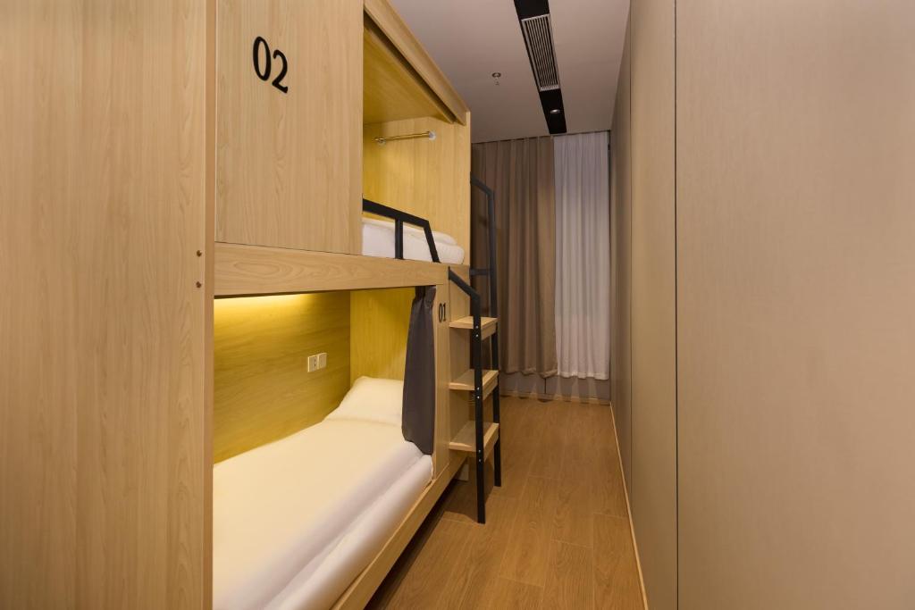 Postel nebo postele na pokoji v ubytování Denpa Inn - Disney Kangqiao Branch