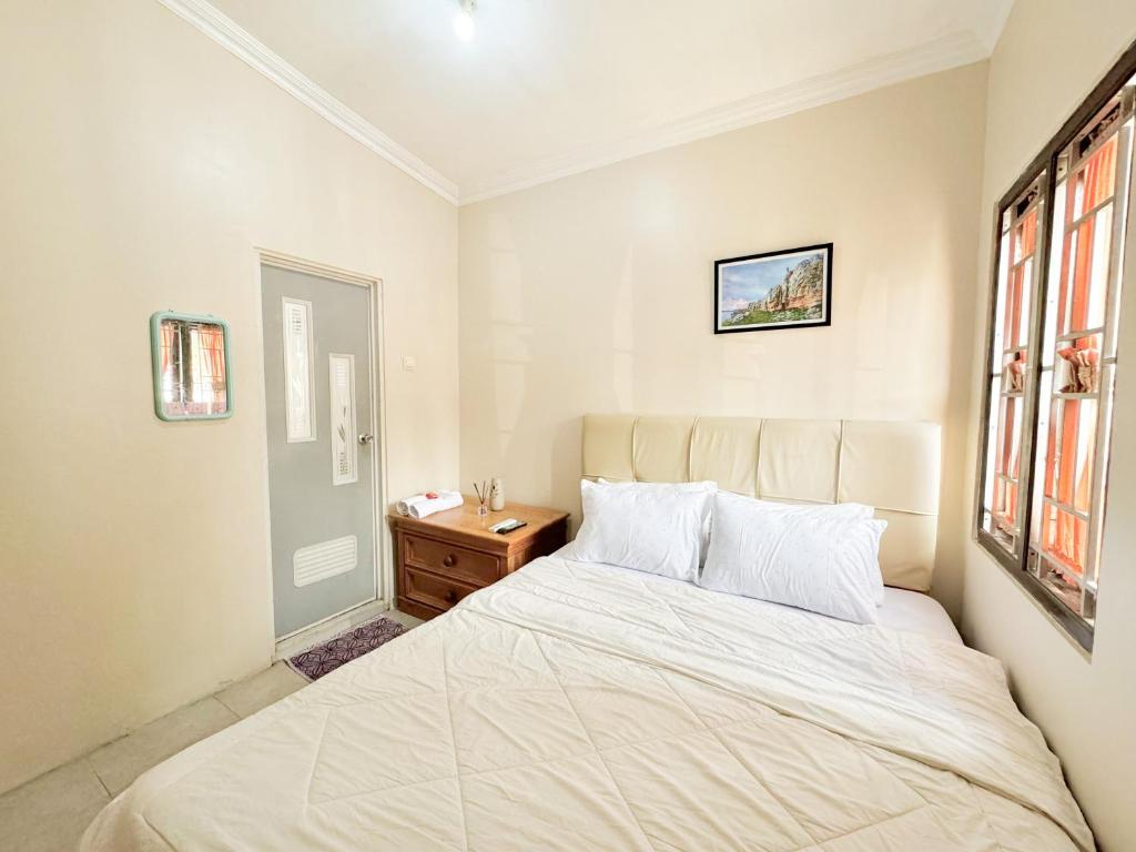 Postel nebo postele na pokoji v ubytování OWK Homestay Mitra RedDoorz Wonosobo