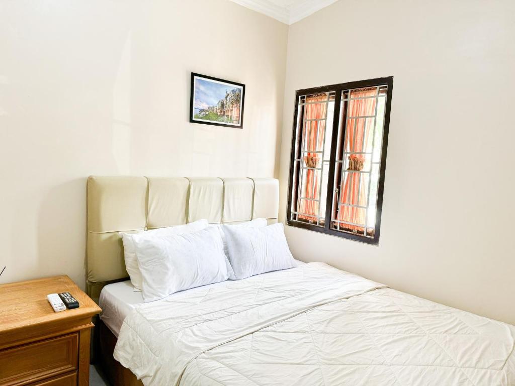 Postel nebo postele na pokoji v ubytování OWK Homestay Mitra RedDoorz Wonosobo