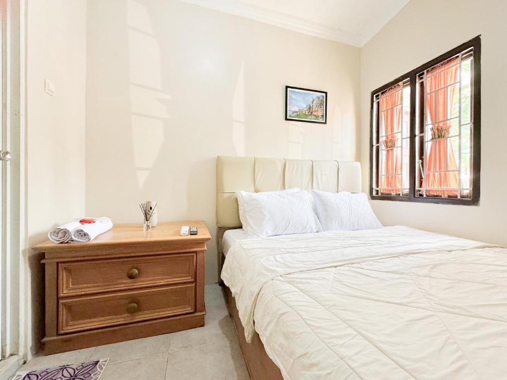 Postel nebo postele na pokoji v ubytování OWK Homestay Mitra RedDoorz Wonosobo