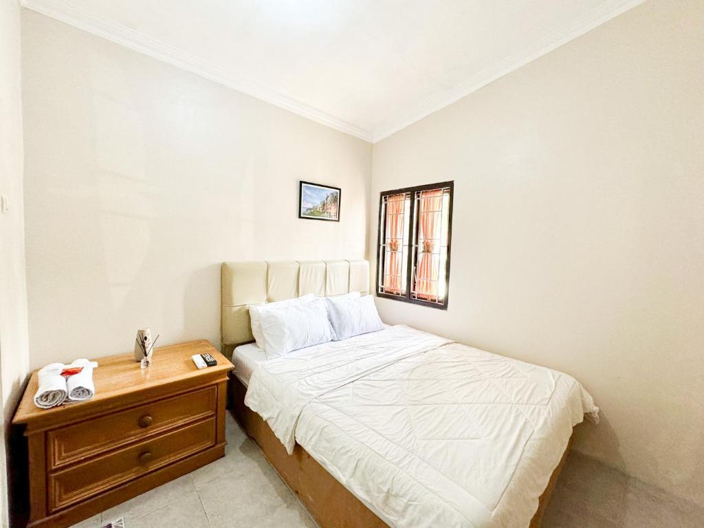 Postel nebo postele na pokoji v ubytování OWK Homestay Mitra RedDoorz Wonosobo