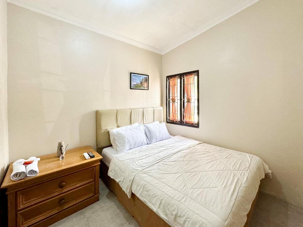 Postel nebo postele na pokoji v ubytování OWK Homestay Mitra RedDoorz Wonosobo