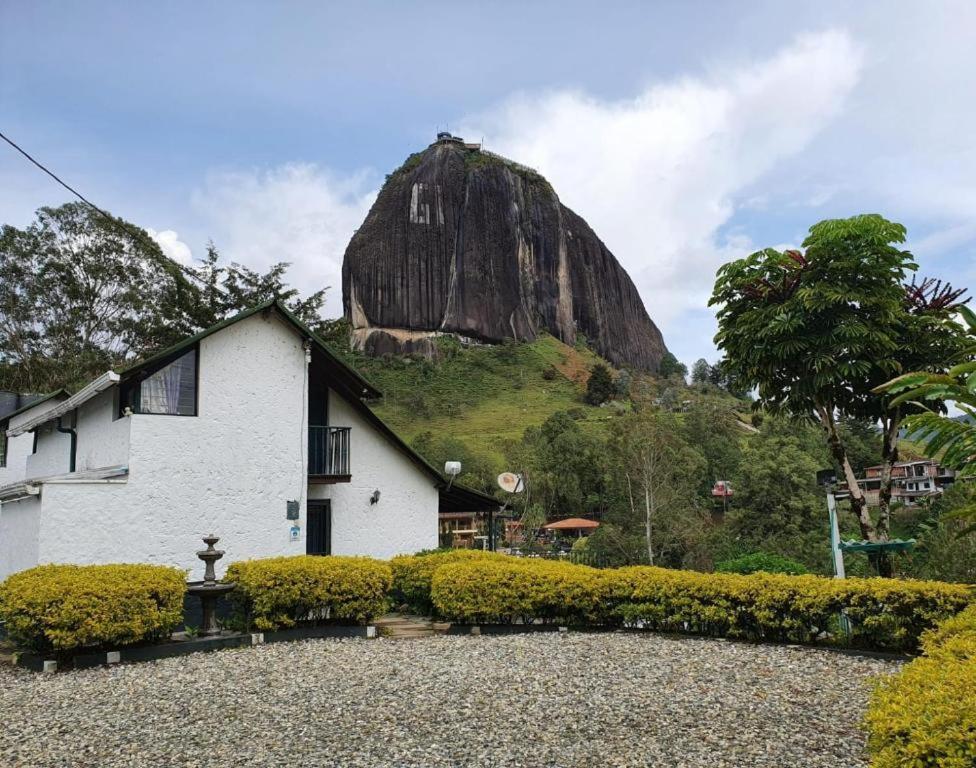 En generel udsigt til bjerge eller udsigt til bjerge taget fra feriehuset