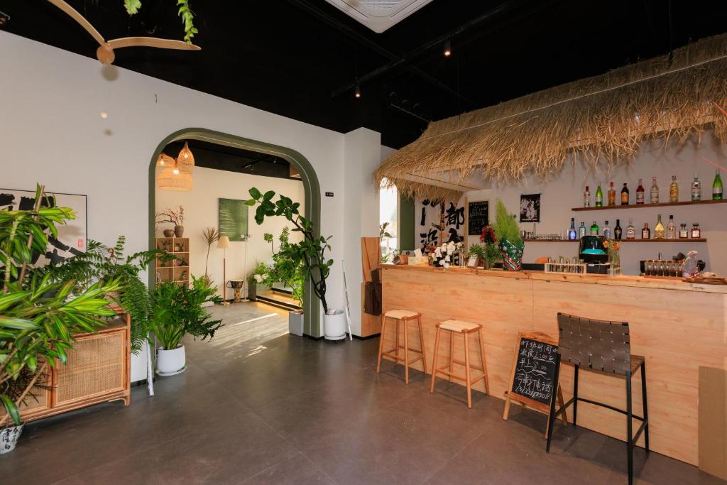 Lounge nebo bar v ubytování Denpa Inn - Disney Kangqiao Branch