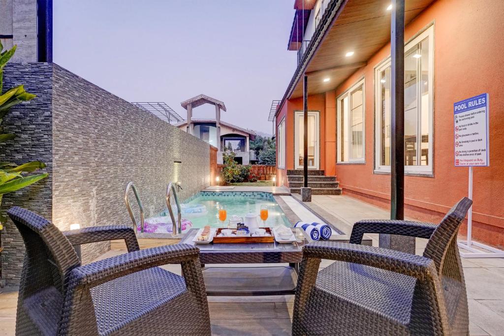 Πισίνα στο ή κοντά στο ELIVAAS Irene Jade 3 BHK with Pvt Pool & Balconies