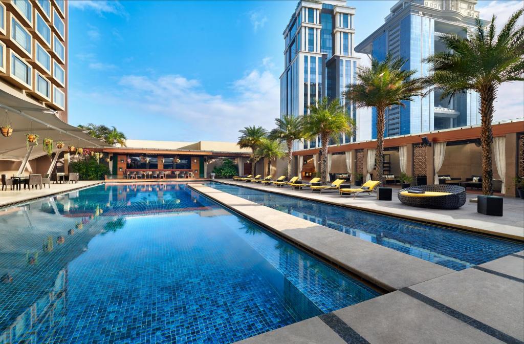 Bazén v ubytování JW Marriott Hotel Bengaluru nebo v jeho okolí
