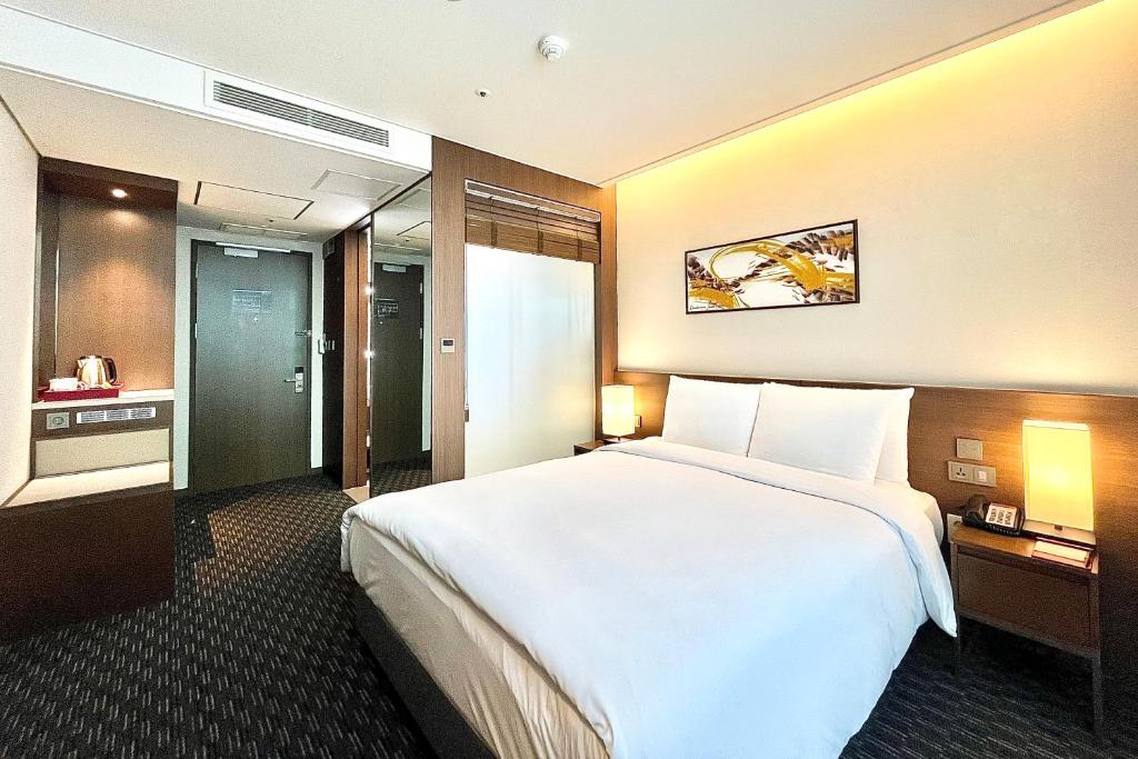 Postel nebo postele na pokoji v ubytování Ramada Encore by Wyndham Busan Station