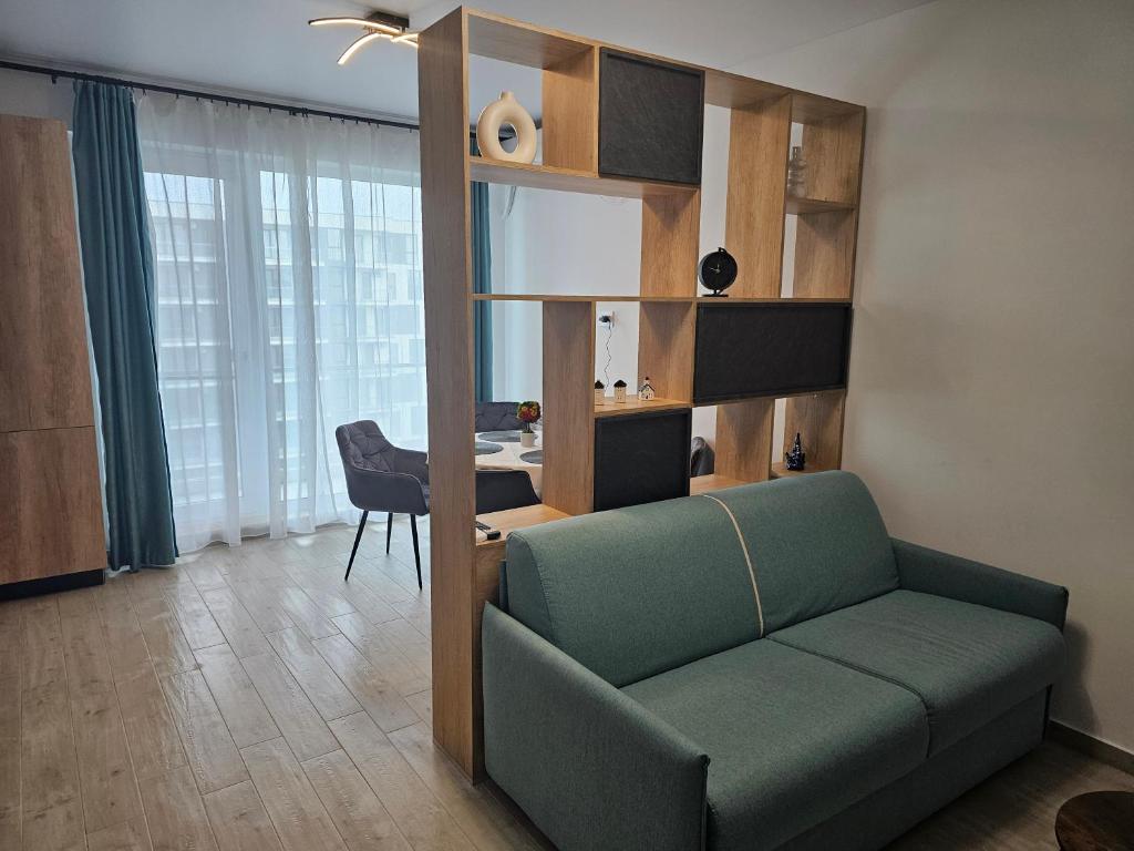ein Wohnzimmer mit Couch und Schreibtisch in der Unterkunft Family Apartament Mamaia in Mamaia Nord – Năvodari