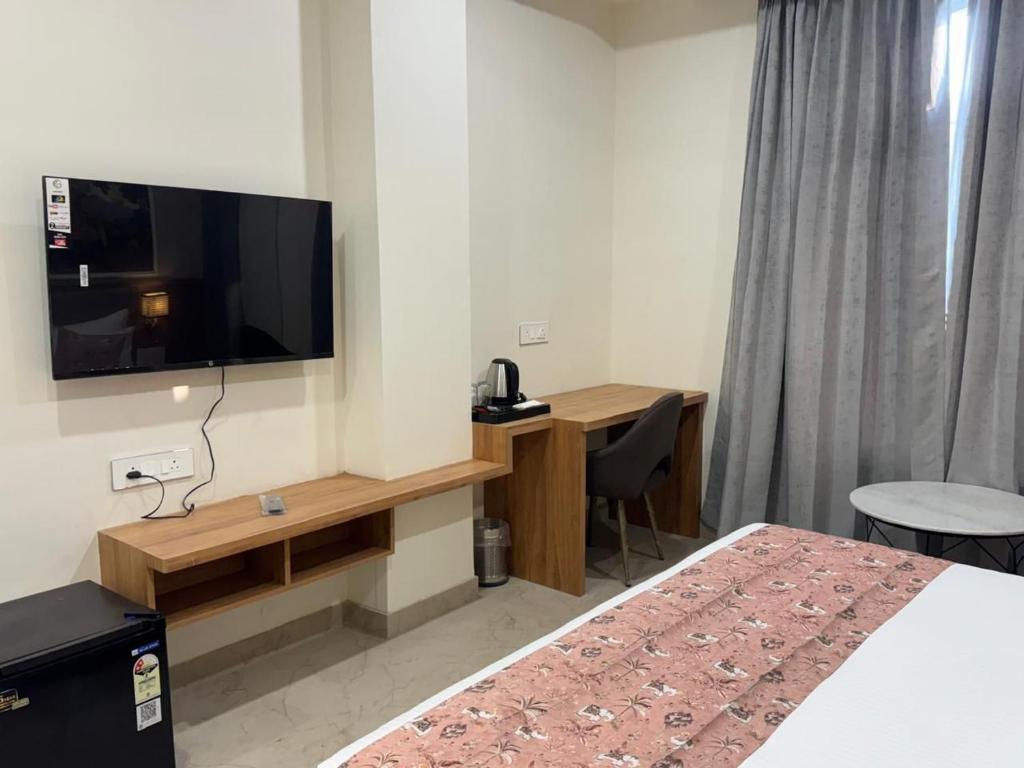 TV a/nebo společenská místnost v ubytování Hotel Aura By Arihant