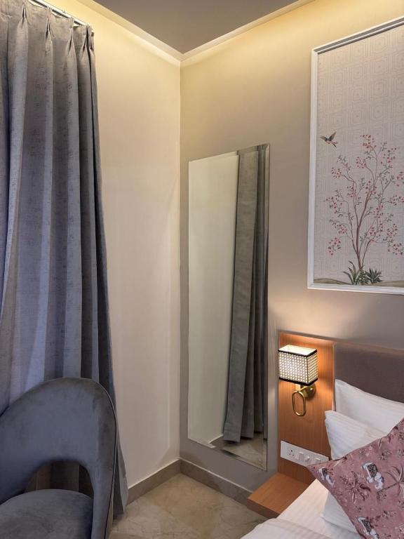 Postel nebo postele na pokoji v ubytování Hotel Aura By Arihant