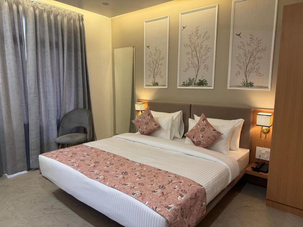 Postel nebo postele na pokoji v ubytování Hotel Aura By Arihant
