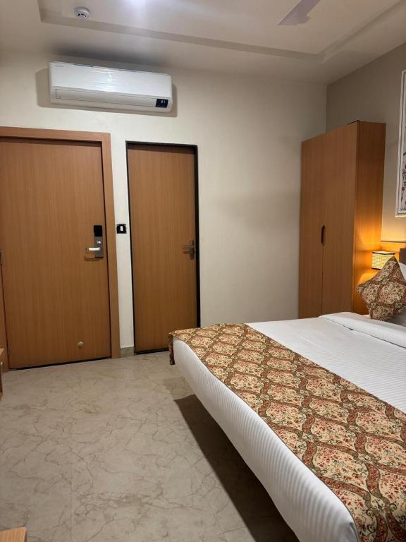 Postel nebo postele na pokoji v ubytování Hotel Aura By Arihant