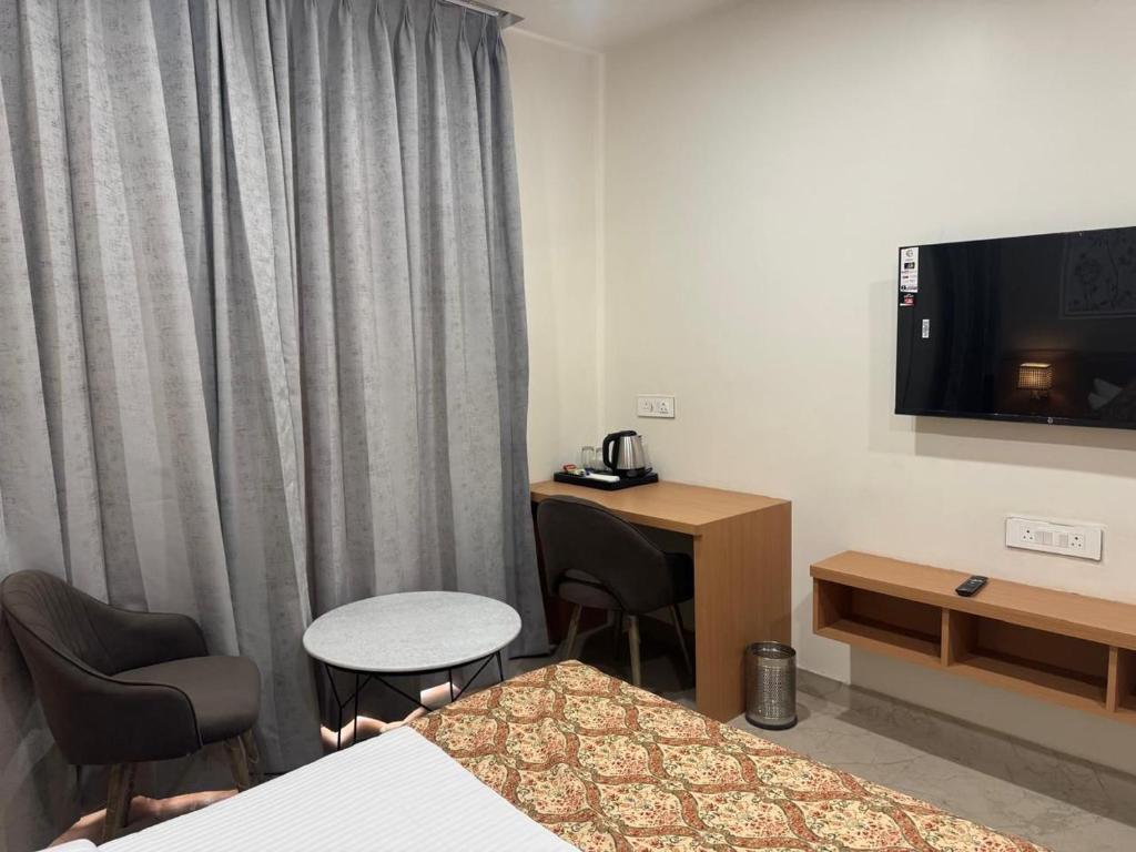 TV a/nebo společenská místnost v ubytování Hotel Aura By Arihant