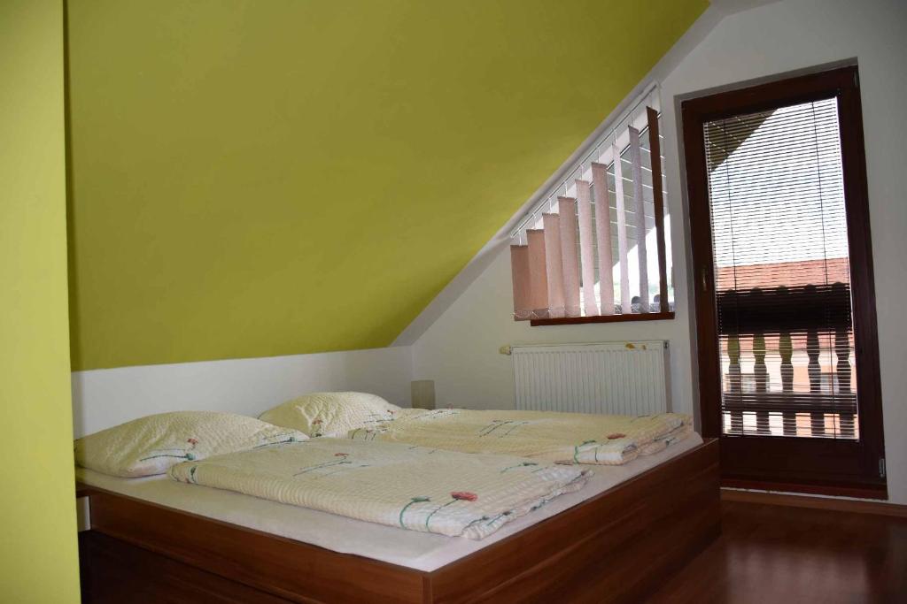 Postel nebo postele na pokoji v ubytování Penzion U Holuba