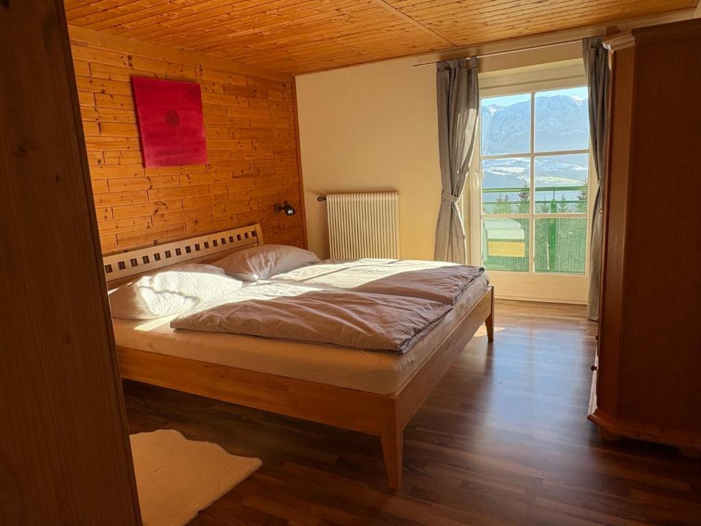 Postel nebo postele na pokoji v ubytování moderne Apartments am Attersee Dachsteinblick - ruhige Lage mit traumhaften Blick