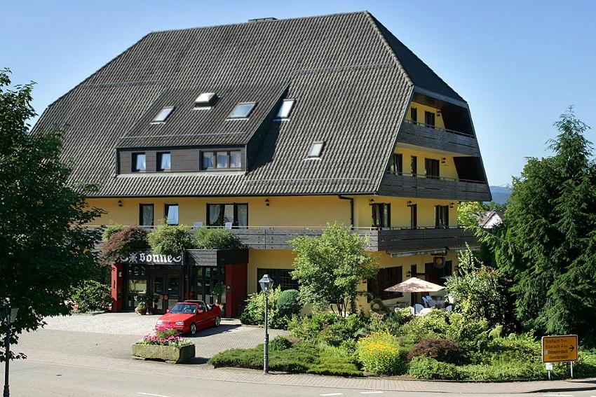 un grande edificio con tetto di gamberetti sopra di Hotel Sonne a Zell am Harmersbach