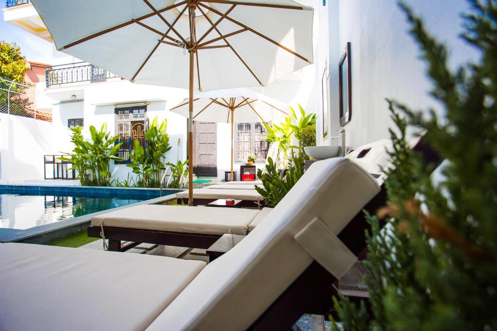 Bazén v ubytování Almond Villa Hoi An nebo v jeho okolí