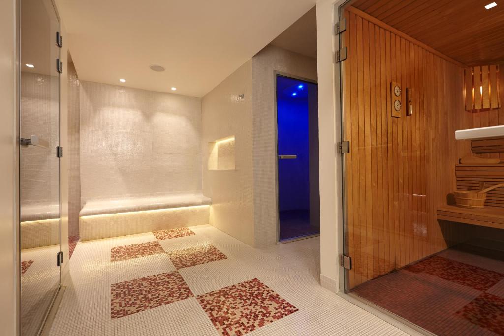 a hallway with a door and a tile floor at Hôtel Mont-Blanc Chamonix in Chamonix