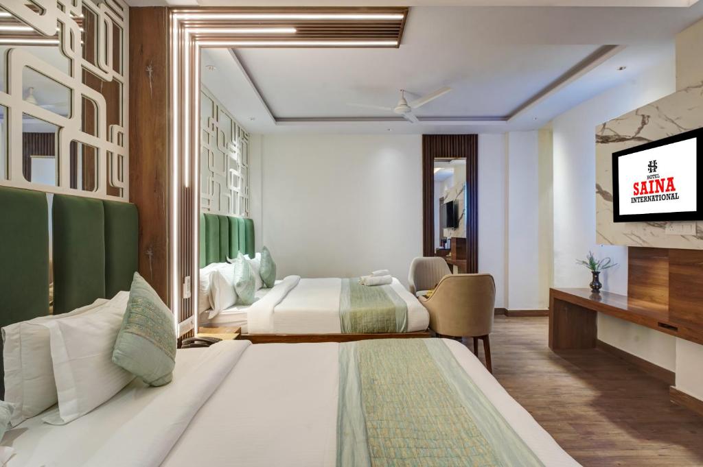 Postel nebo postele na pokoji v ubytování Hotel Saina International New Delhi