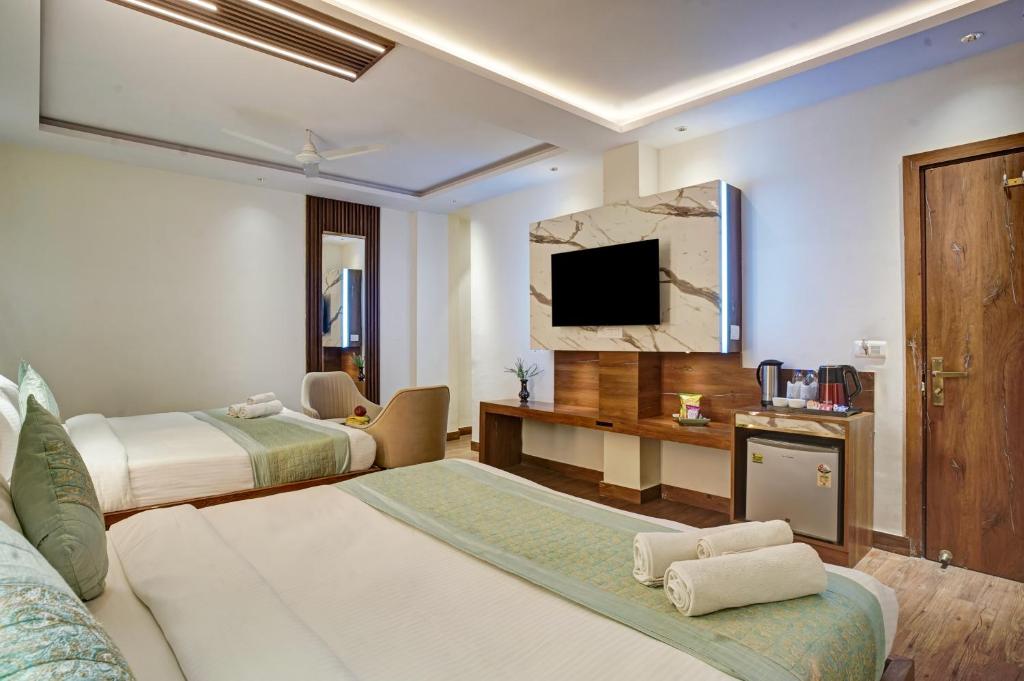 TV a/nebo společenská místnost v ubytování Hotel Saina International New Delhi
