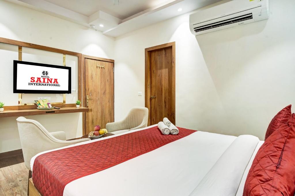 TV a/nebo společenská místnost v ubytování Hotel Saina International New Delhi