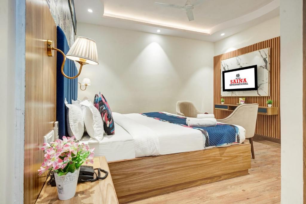 Postel nebo postele na pokoji v ubytování Hotel Saina International New Delhi