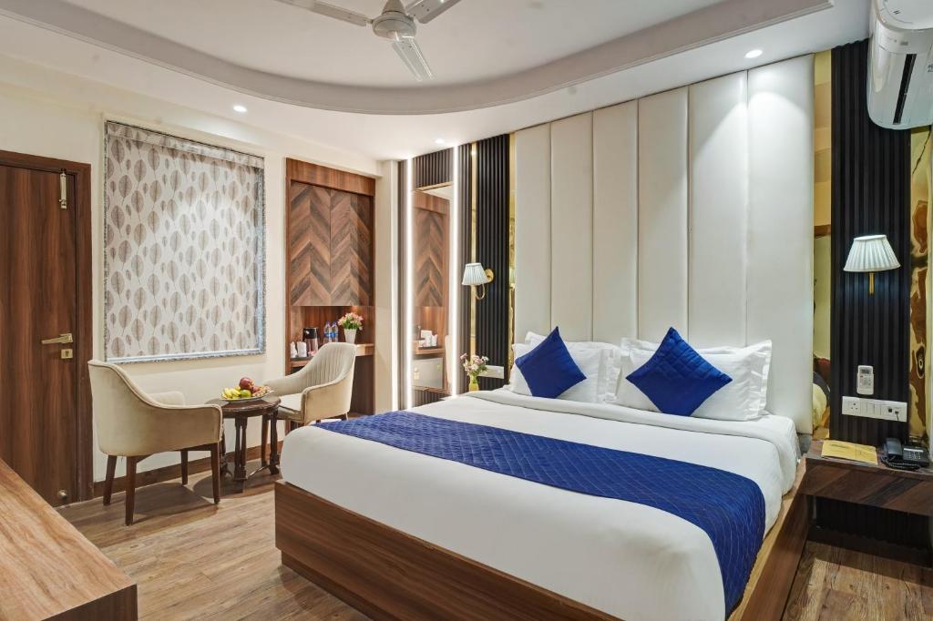 Postel nebo postele na pokoji v ubytování Hotel Saina International New Delhi