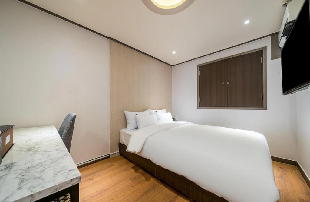 Postel nebo postele na pokoji v ubytování Ssum Hotel Suwon