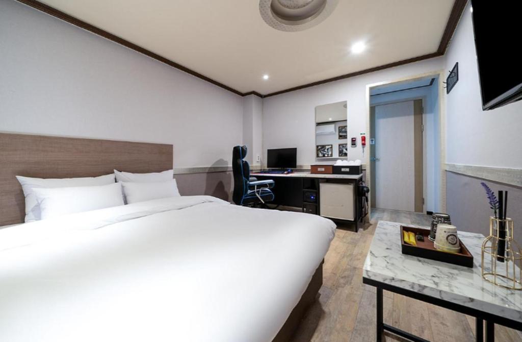 Postel nebo postele na pokoji v ubytování Ssum Hotel Suwon