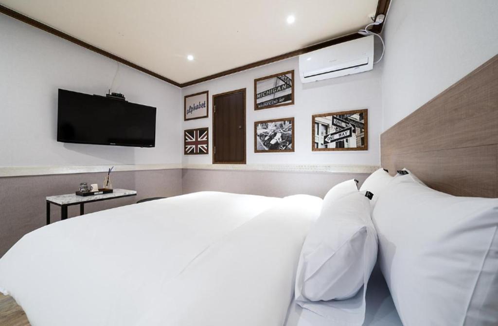 Postel nebo postele na pokoji v ubytování Ssum Hotel Suwon