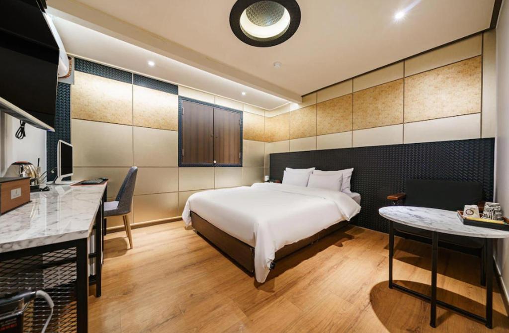 Postel nebo postele na pokoji v ubytování Ssum Hotel Suwon