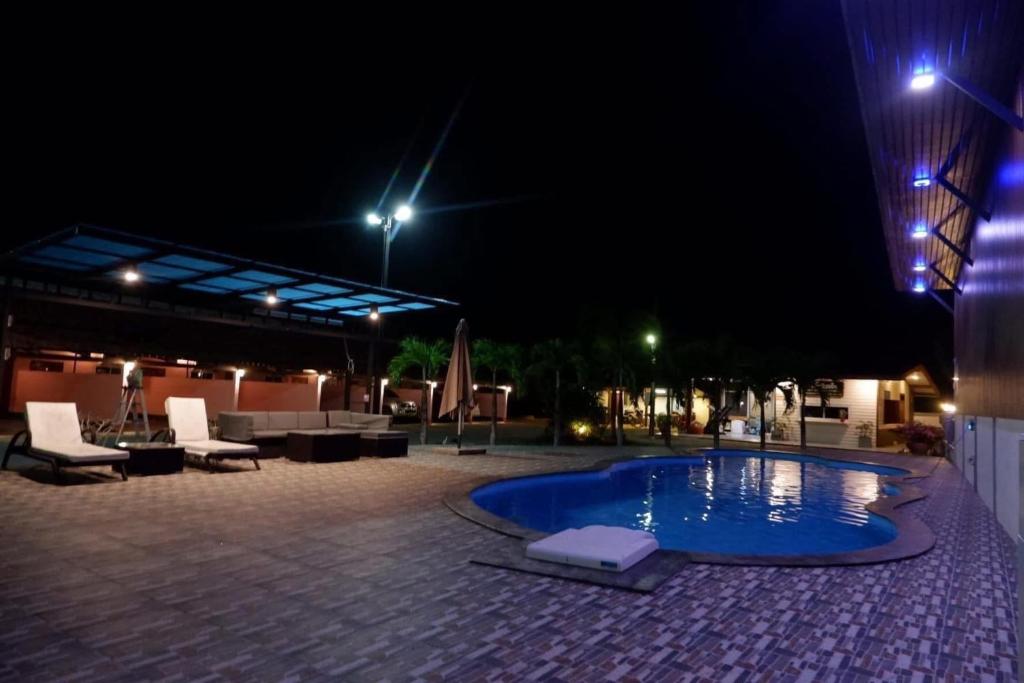 Bazén v ubytování คลิ๊กรีสอร์ท (Click Resort) nebo v jeho okolí