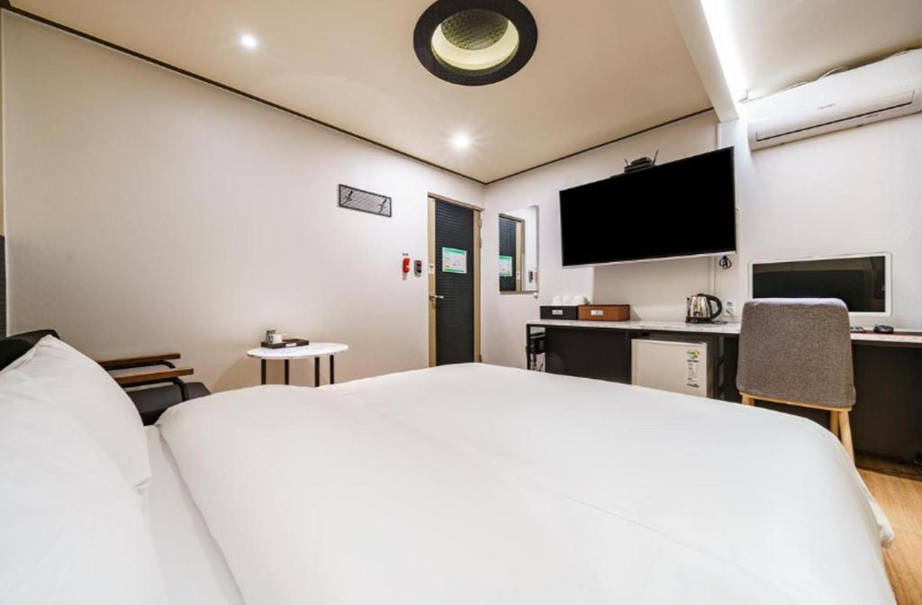 Kuchyň nebo kuchyňský kout v ubytování Ssum Hotel Suwon