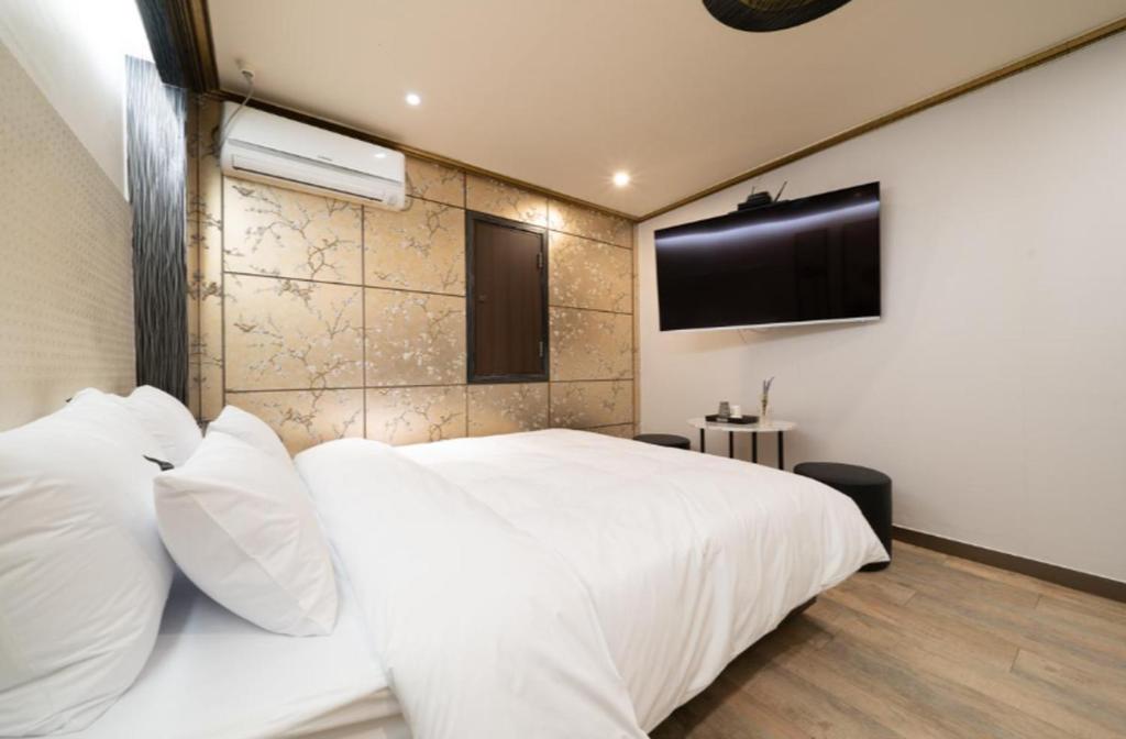 Postel nebo postele na pokoji v ubytování Ssum Hotel Suwon