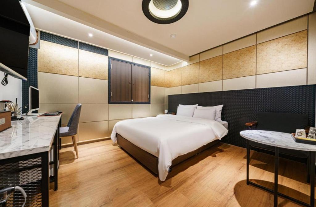 Postel nebo postele na pokoji v ubytování Ssum Hotel Suwon