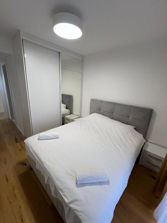 Postel nebo postele na pokoji v ubytování Sarajevo Waves Aparthotel