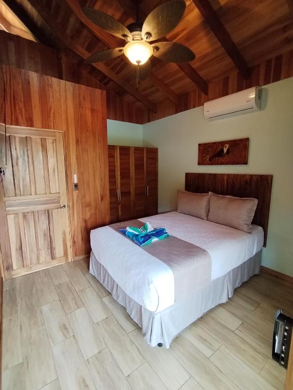 Postel nebo postele na pokoji v ubytování Bungalows Beachfront Hotel