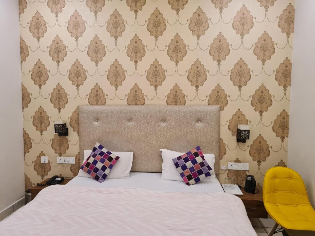 Postel nebo postele na pokoji v ubytování Mahadev Residency