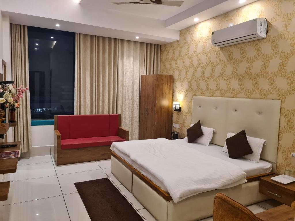 Postel nebo postele na pokoji v ubytování Mahadev Residency