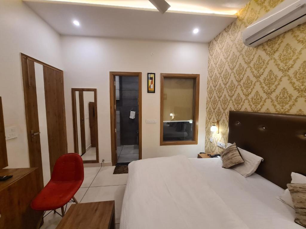 Postel nebo postele na pokoji v ubytování Mahadev Residency